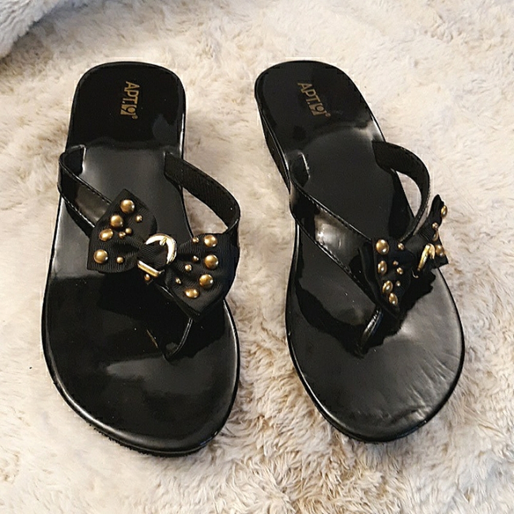 Apt 9 Black Thong Sandals Slip-on Vegan Patent Leather Wedge Heels sz 10M